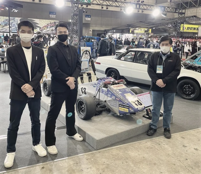 小倉茂徳さん、実は日本の学生フォーミュラ
立ち上げ初期に関わっておられた方でした。
米国SAEと日本の仲介のような役回りで
動かれていたと語られていました。
⁡
※時が進むにつれ、日本大会と始祖米国大会の間で
理念の違いが表れ始めると日本側の解釈違いの修正に奔走。
すると日本側から次第に距離を置かれるようになり、
学生フォーミュラからは去ることになったといいます。
（※小倉さん談）
⁡
ただ「多くのことをF-SAEから学んだ」と話しつつ、
F1等の実況解説のお仕事の際はたびたび
学生フォーミュラのことを話題にしておられました。
⁡
ガクエフジェーピーとは2023東京オートサロンで邂逅、
その場でも動画撮影に応じていただけました。
⁡
その後、スーパーフォーミュラの展示について
相談させていただいたり、モビリティリゾートもてぎの
試走会の際にこっそりと訪問されたこともありました。
⁡
そして昨年末インタープロト最終戦、車両展示の際に再会。
学生たちとも楽しそうにお話をされておりました。
⁡
小倉さんが日本の学生フォーミュラ始動に関わられたこと、
ぜひ心に留め置いていただければと思います。
⁡
ご冥福をお祈りします。